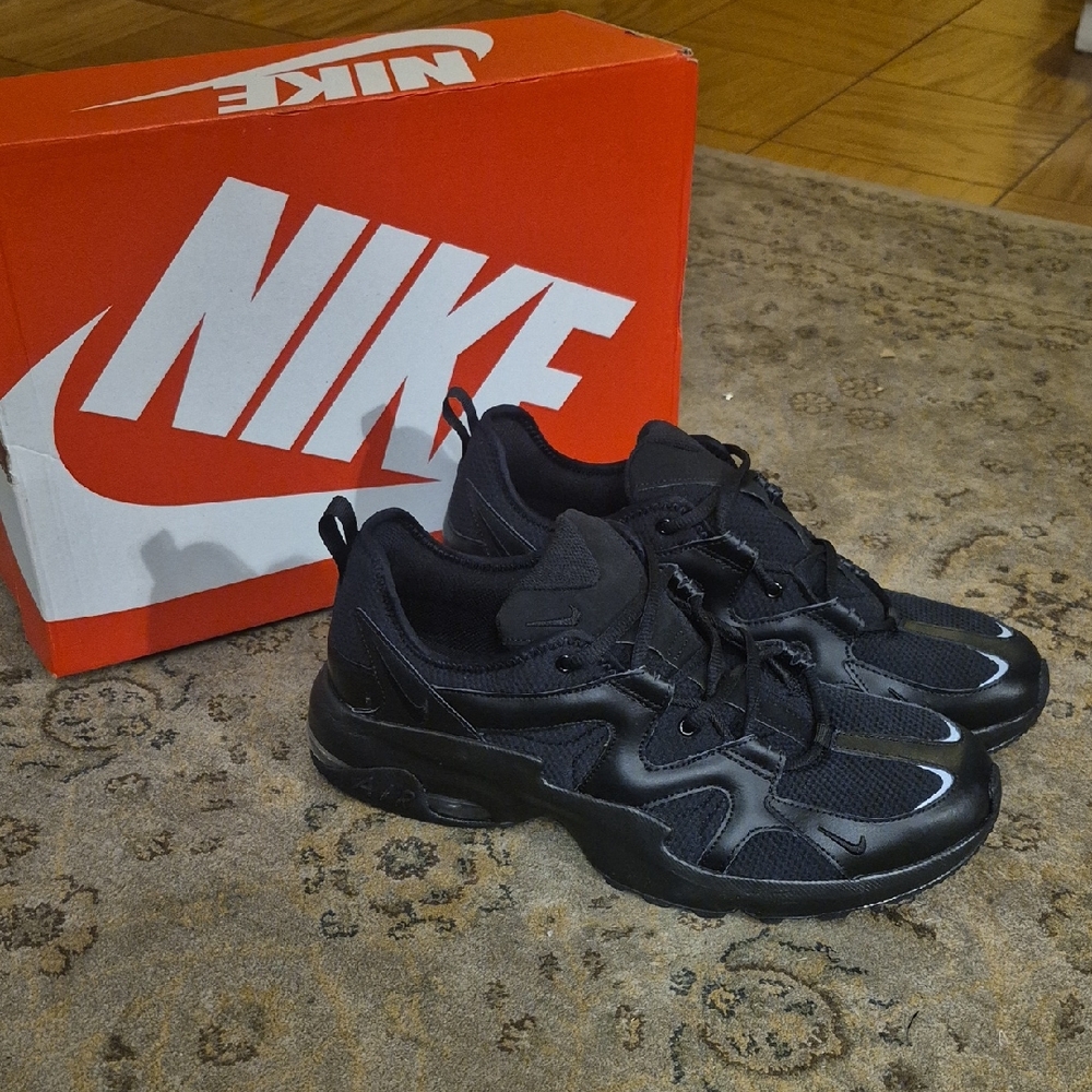 Nike Men's Black Athletic Sneakers